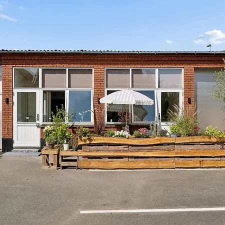 Cozy With Bali-inspired Terrace 아파트 *