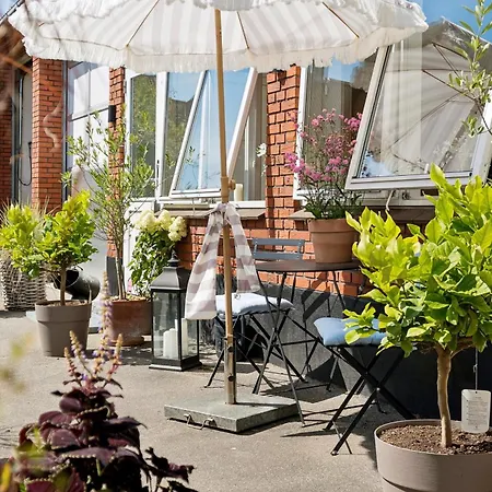 Cozy With Bali-inspired Terrace 아파트
